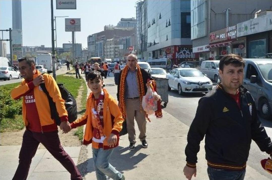 Otob&uuml;se Binen Taraftarlar Polis Tarafından Didik Didik Arandı