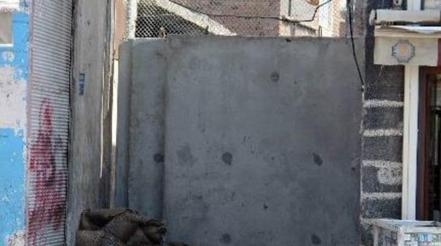Sur&rsquo;un Sokaklarına Beton Bloklar Yerleştirildi