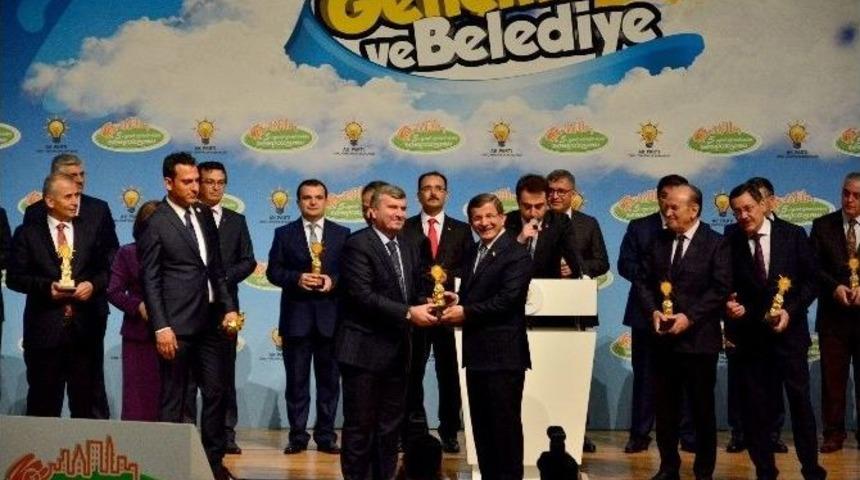 Büyükşehir’e Gençlik Projeleri Ödülü