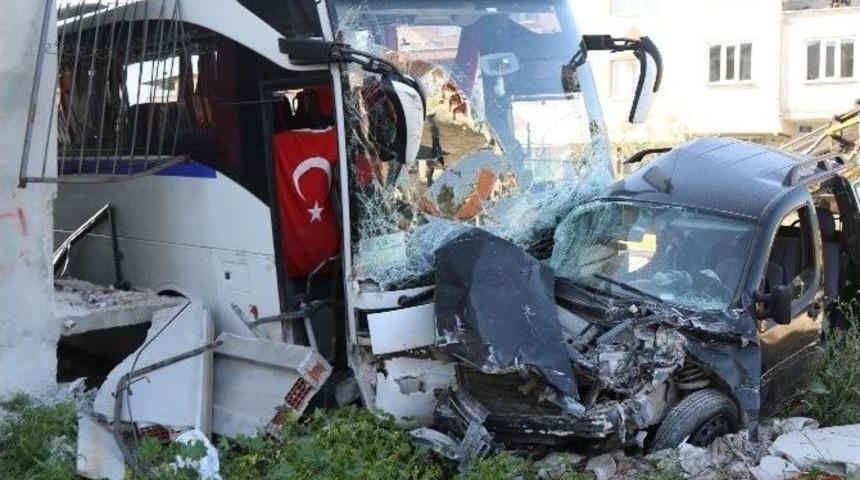 İş&ccedil;i Servisi İle Kamyonet &Ccedil;arpıştı: 1 &Ouml;l&uuml;, 2 Yaralı