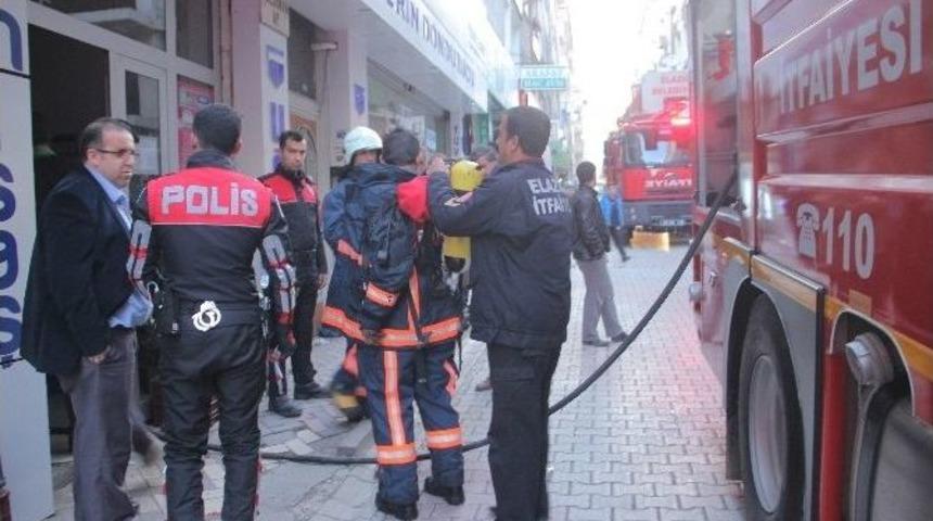 Market Deposunda &Ccedil;ıkan Yangın Paniğe Neden Oldu