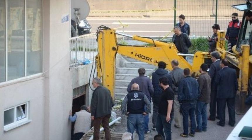 Cesedi Par&ccedil;alayarak Varile Koyup &Uuml;st&uuml;ne Beton D&ouml;km&uuml;ş