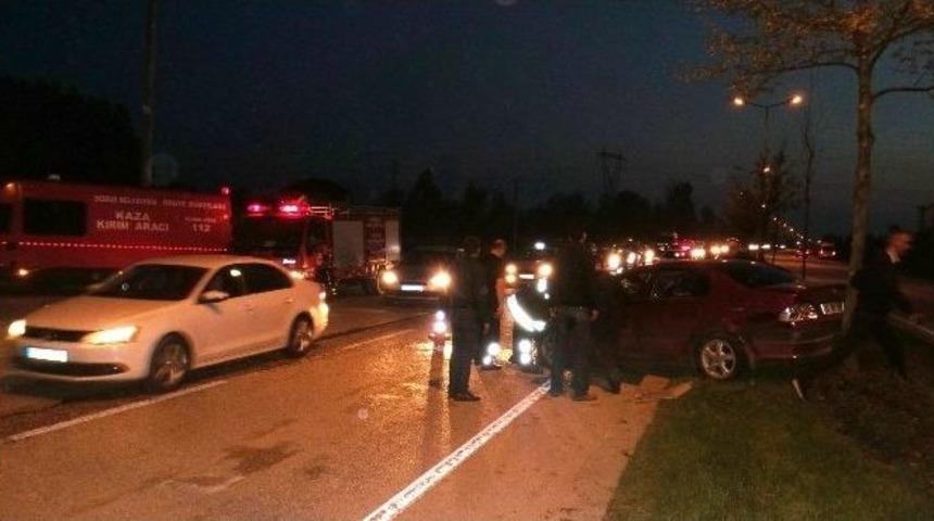 Emniyet Şeridindeki Araca Otomobil &Ccedil;arptı: 5 Yaralı