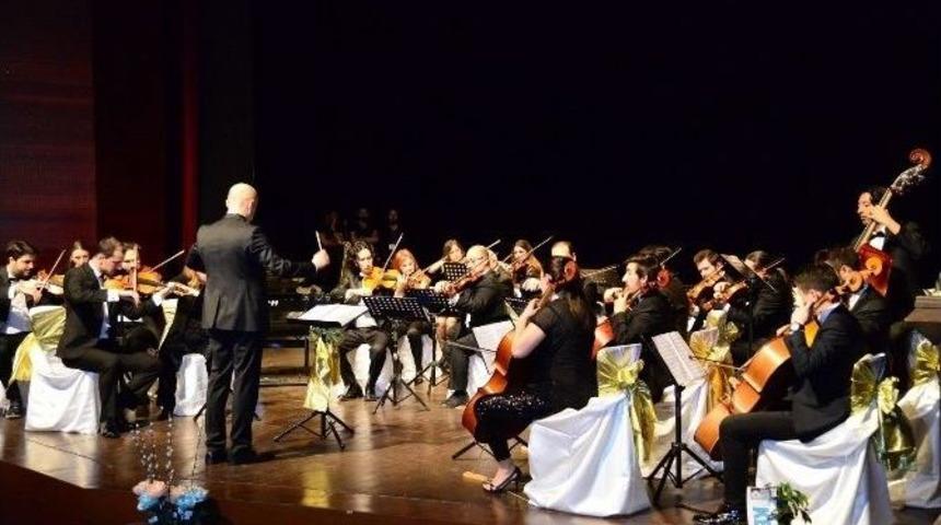 Uşak &Uuml;niversitesi Akademik Oda Orkestrası&rsquo;ndan İlk Konser