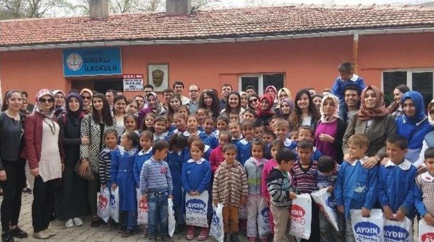 Aday &Ouml;ğretmenler K&ouml;y Okulunda Kitap Dağıttı