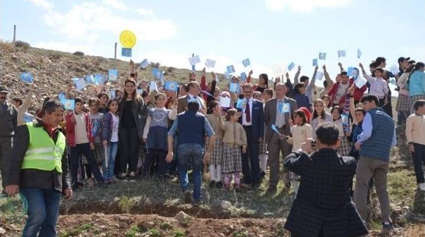 Narman&rsquo;da &Ouml;ğrencilerin Ağa&ccedil; Dikme Sevinci