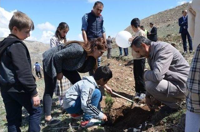 Narman’da Öğrencilerin Ağaç Dikme Sevinci