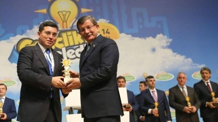 Başkan T&uuml;t&uuml;nc&uuml;&rsquo;ye Başbakan Davutoğlu&rsquo;ndan &Ouml;d&uuml;l