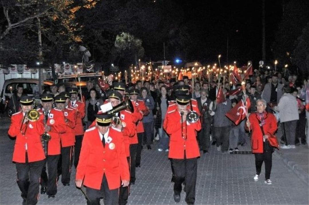 Ayvalık Belediyesi Altınova&rsquo;da Fener Alayı D&uuml;zenledi