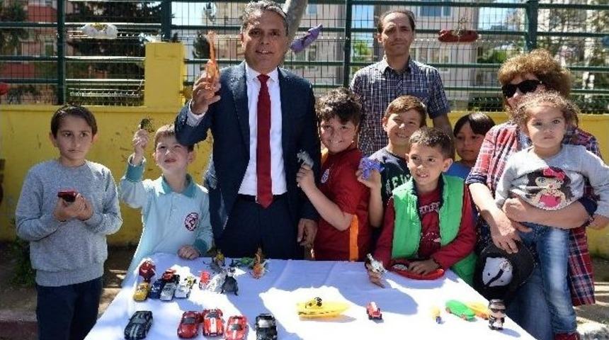 &Uuml;mit Uysal Kermeste Oyuncak Sattı