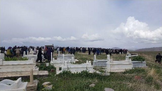 Kocası Tarafından Öldürülen Kadın Çemişgezek’te Toprağa Verildi