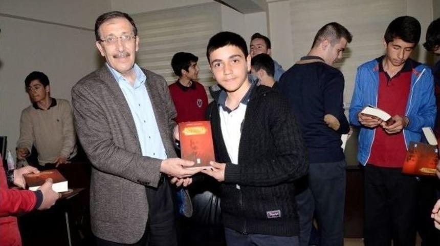 Başkan Bulutlar Bin 400 Öğrenciye ‘safahat’ Hediye Etti