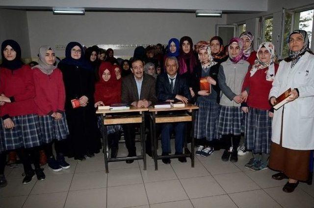 Başkan Bulutlar Bin 400 Öğrenciye ‘safahat’ Hediye Etti