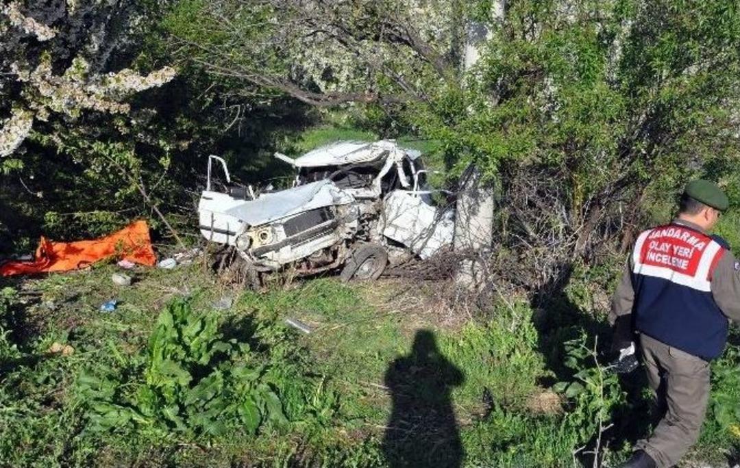 Konya&rsquo;da Otomobil Şarampole U&ccedil;tu: 2 &Ouml;l&uuml;, 1 Yaralı
