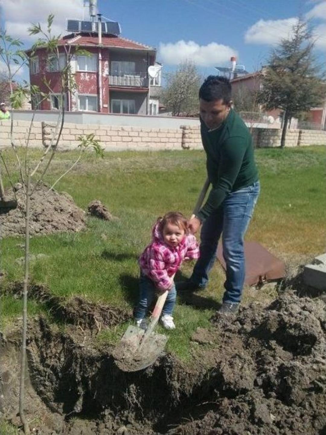 Nehir Eda&rsquo;nın Ağa&ccedil; Sevgisi B&uuml;y&uuml;kleri Kendine Hayran Bıraktı