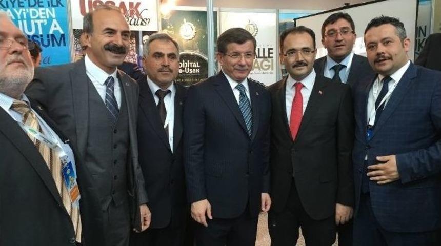 Başbakan Davutoğlu&rsquo;ndan Başkan Cahan&rsquo;a &Ouml;zel &Ouml;d&uuml;l