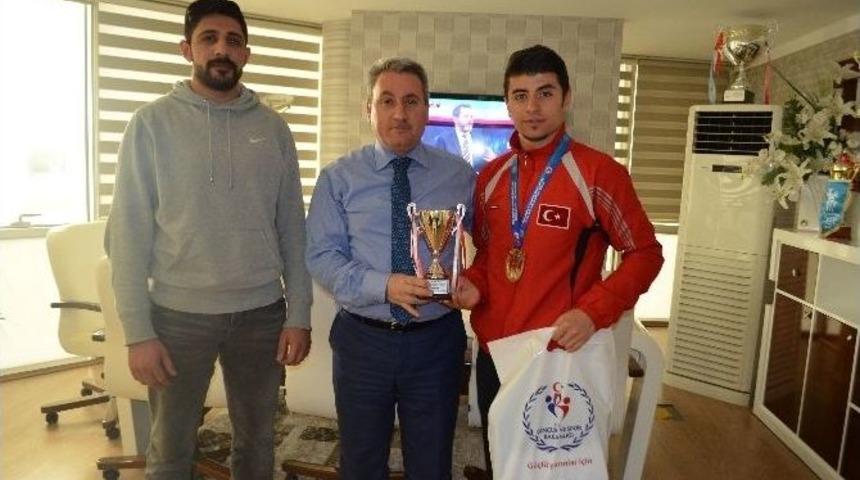 Şampiyon Kick Boks&ccedil;u Gen&ccedil;oğlu &Ouml;d&uuml;llendirildi