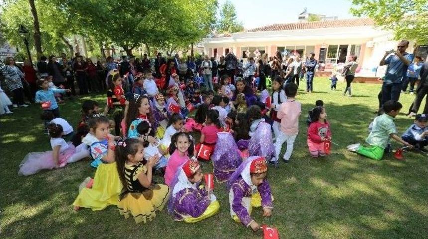 Sel&ccedil;uk&rsquo;ta Minikler 23 Nisan Coşkusunu Erken Kutladı