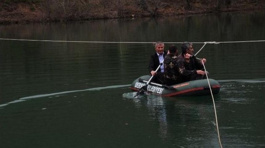 Baraj Nedeniyle Mahsur Kalan Aileye Belediyeden Bot