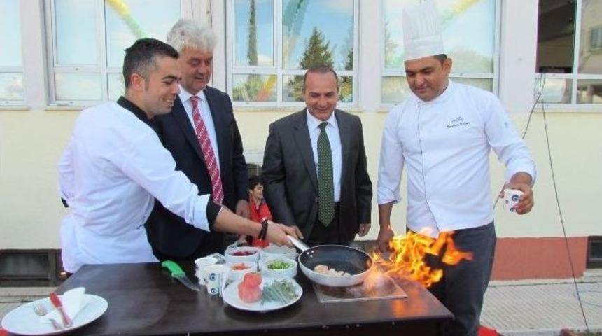 &Ccedil;eşme&rsquo;de Gen&ccedil; Turizmciler Ş&ouml;len Havasında Yarıştı