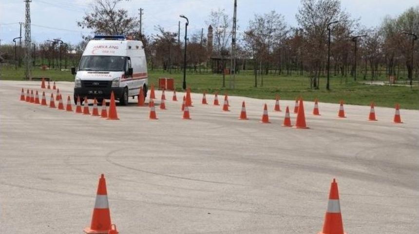 Van&rsquo;da Att Ve Ambulans Şof&ouml;rlerine İleri S&uuml;r&uuml;ş Eğitimi