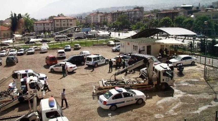 Polis Tarafından Aracı &Ccedil;ekilen Adam Emniyeti Ayağa Kaldırdı