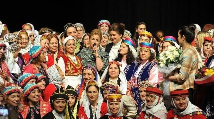 Hanım Lokallerinden 6. Halk Oyunları Şenliği