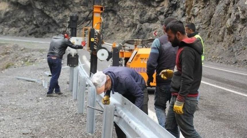 Hakkari-&ccedil;ukurca Karayolunda Bariyer &Ccedil;alışması