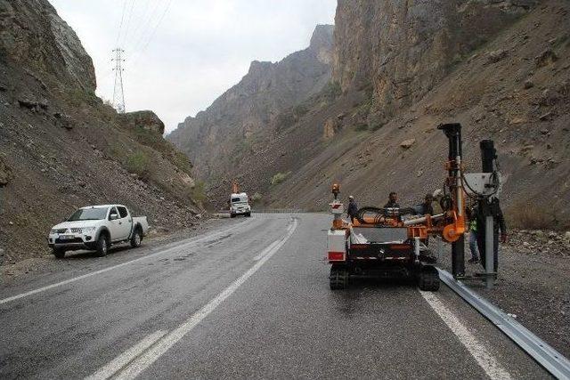 Hakkari-çukurca Karayolunda Bariyer Çalışması