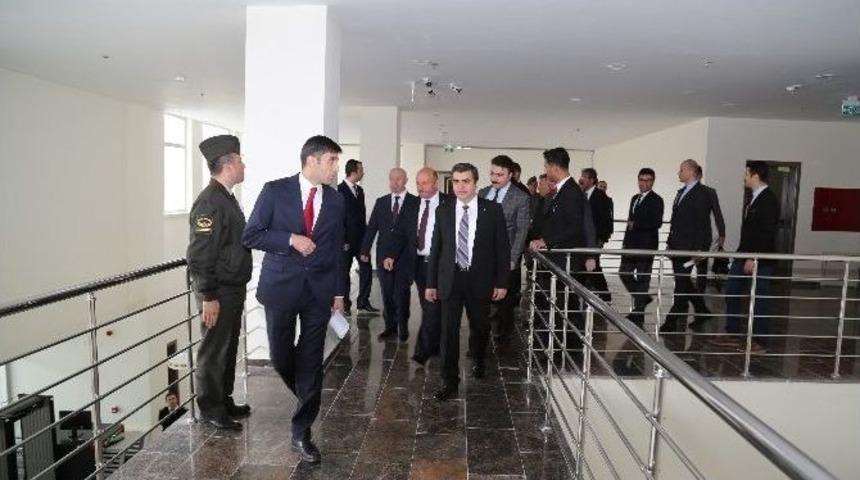 Vali D&uuml;zg&uuml;n Geri G&ouml;nderme Merkezi&rsquo;nde İncelemelerde Bulundu