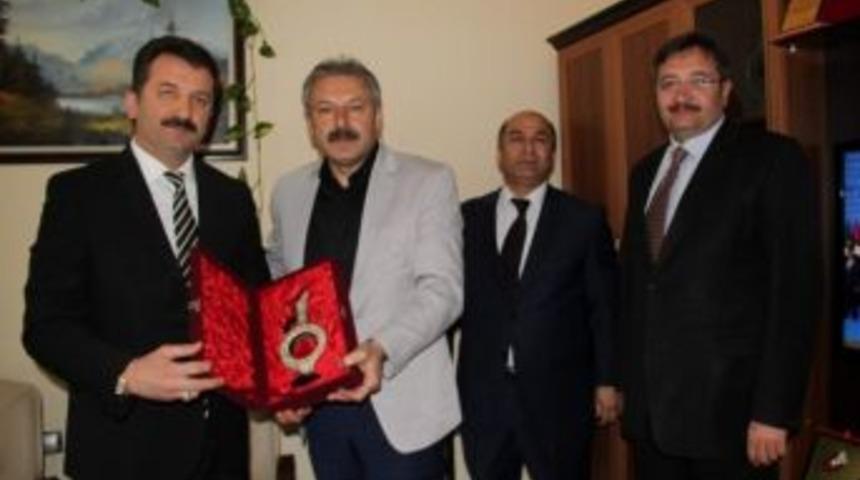 T&uuml;rkiye Halk Sağlığı Kurum Başkan Yardımcısı Başarılı&rsquo;ya Teşekk&uuml;r Plaketi