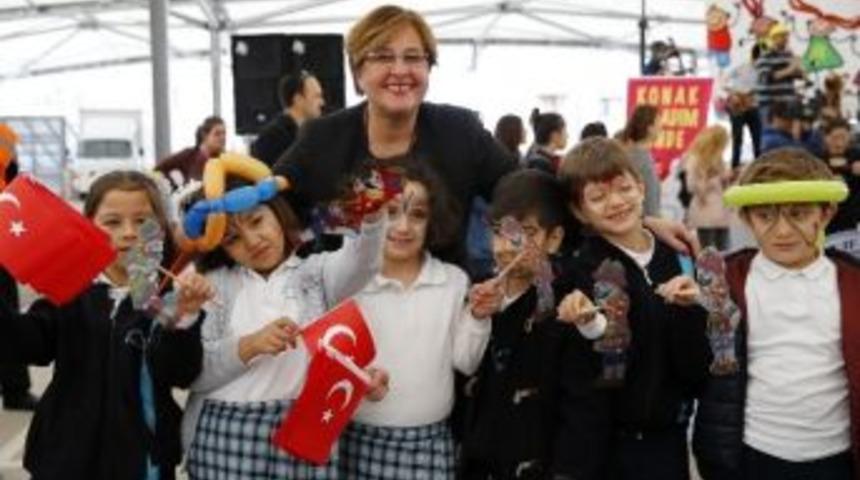 Konak&rsquo;ta &Ccedil;ocuklar 23 Nisan&rsquo;ı El Ele Kutlayacak