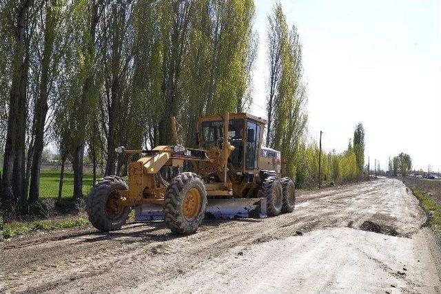 Fen İşleri Ekipleri Mahallelerde Yoğun Çalışıyor