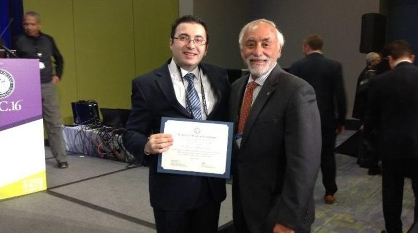 Bursalı Doktora Abd&rsquo;den İki &Ouml;d&uuml;l