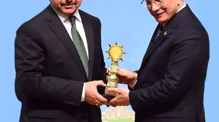 Sancaktepe Belediyesi&rsquo;ne Başbakan Davutoğlu&rsquo;ndan &Ouml;d&uuml;l