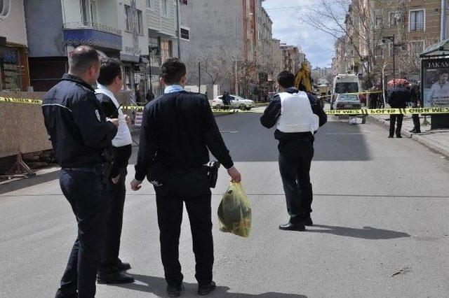 Dolmuş Durağında Unutulan Kadın Çantası Fünye İle Patlatıldı