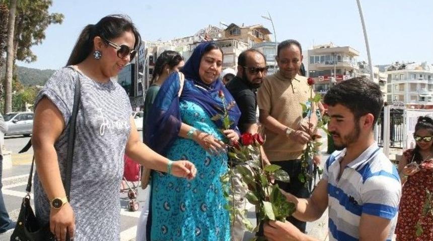Marmaris&rsquo;te Peygamber Aşkına 3 Bin G&uuml;l Dağıtıldı