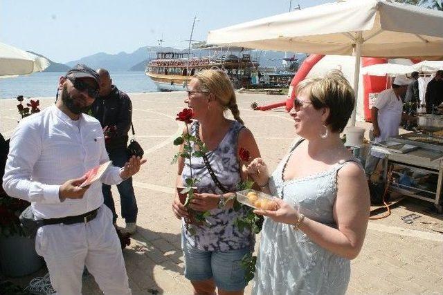 Marmaris’te Peygamber Aşkına 3 Bin Gül Dağıtıldı