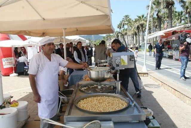 Marmaris’te Peygamber Aşkına 3 Bin Gül Dağıtıldı