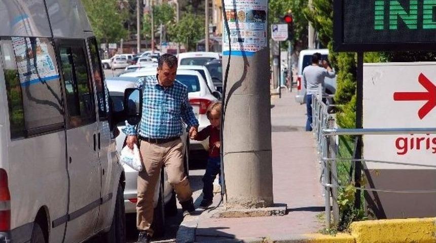 Elektrik Direği Kaldırımda Vatandaşlar Zor Anlar Yaşatıyor