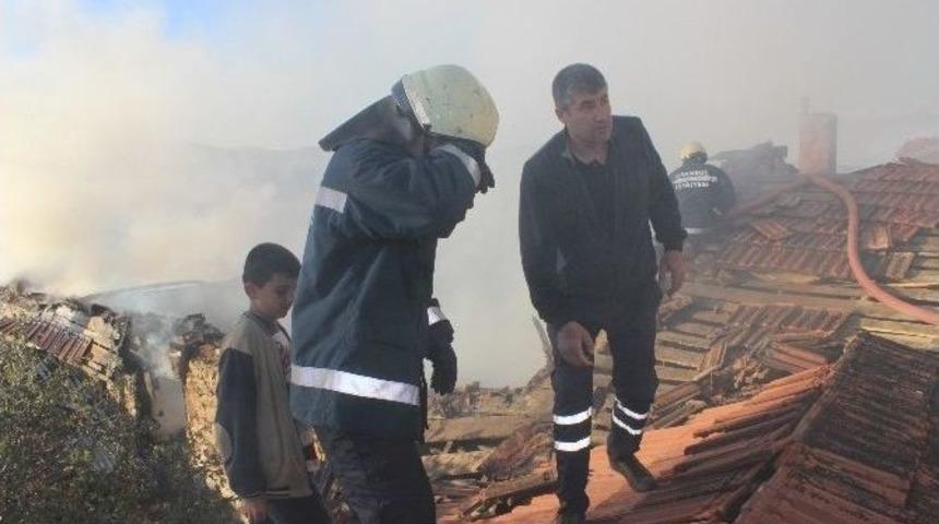 Tavşanlı&rsquo;da Yangın 2 Katlı Evi K&uuml;l Etti