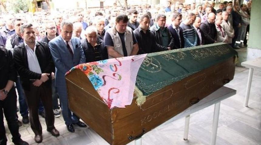 Oğlu Tarafından Başı Kesilerek &Ouml;ld&uuml;r&uuml;len Kadın Toprağa Verildi