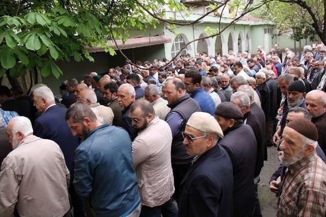 Oğlu Tarafından Başı Kesilerek Öldürülen Kadın Toprağa Verildi