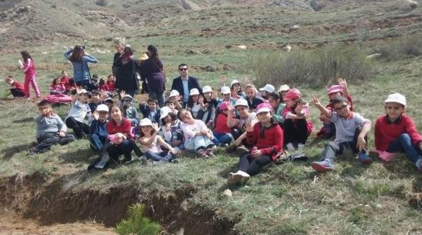 Fevzipaşa İlkokulu &Ouml;ğrencileri Fidan Dikti