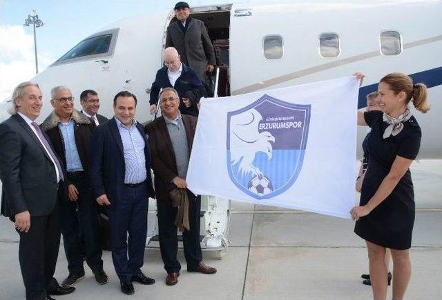 Uçağından İndi, Erzurum Havaalanına ’erzurumspor Bayrağı’ Açtı