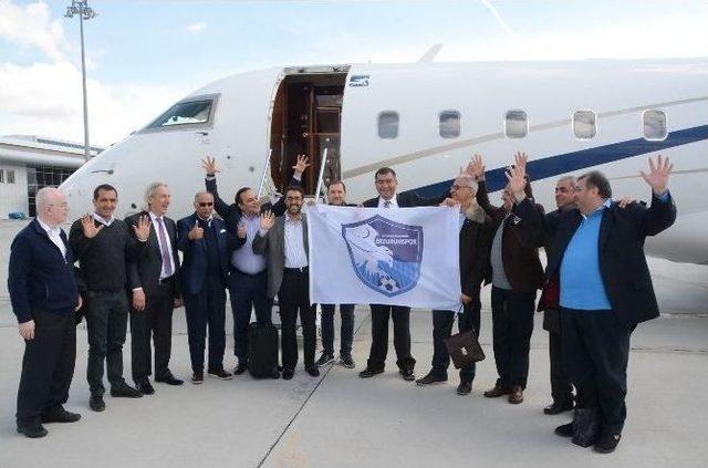 Uçağından İndi, Erzurum Havaalanına ’erzurumspor Bayrağı’ Açtı