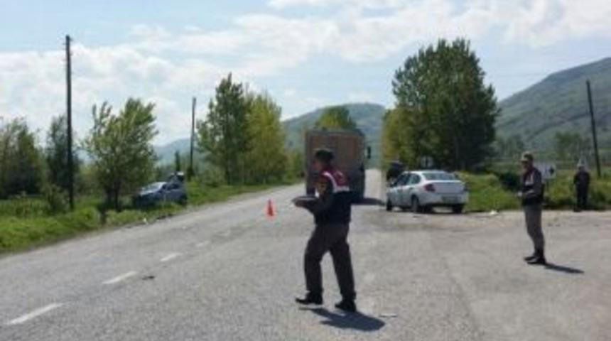 Bafra&rsquo;da 2 Otomobil &Ccedil;arpıştı: 4 Yaralı