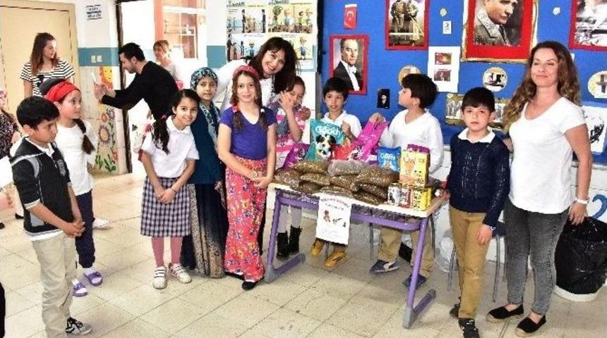 K&ouml;pek Ve Kedi Maması Getirip Tiyatro İzlediler