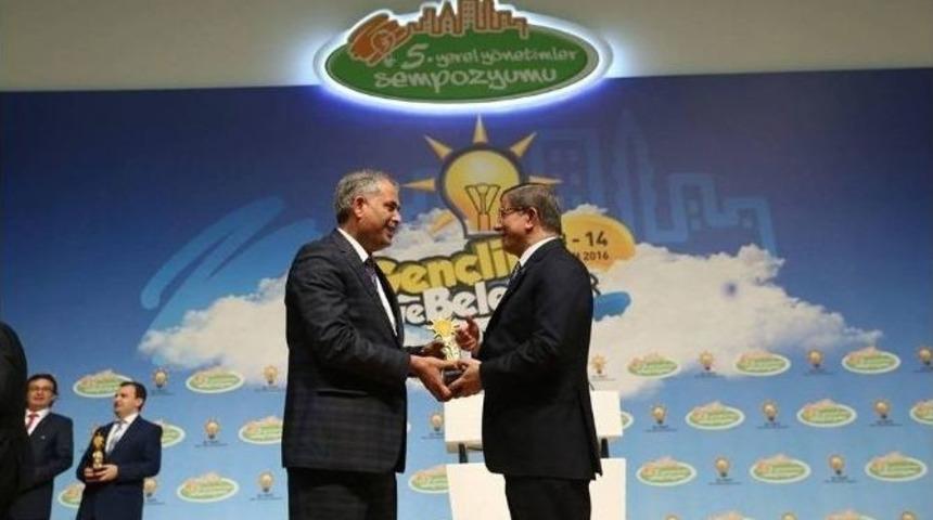 Başkan Yaman, Birincilik &Ouml;d&uuml;l&uuml;n&uuml; Başbakan Davutoğlu&rsquo;nun Elinden Aldı