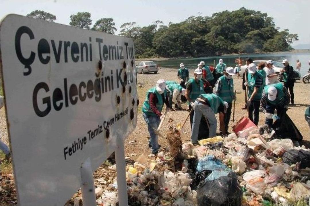 Piknik&ccedil;iler Kirletti, H&uuml;k&uuml;ml&uuml;ler Temizledi